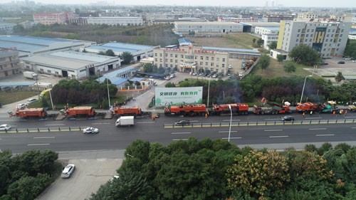 參會各單位代表現場觀摩就地熱再生施工.jpg